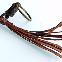 llavero con flecos de cuero en color marrón