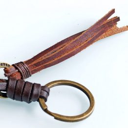 llavero con flecos de cuero en color marrón