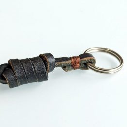 llavero con nudo de cuero en color negro
