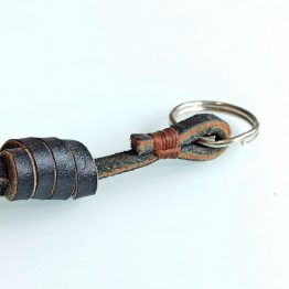 llavero con nudo de cuero en color negro