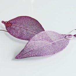 pendiente de hoja en color morado