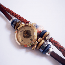 reloj de cuero con piedras rosas bañado en oro