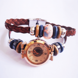 reloj de cuero con piedras de colores