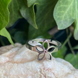 anillo de acero Maeva formado por una flor