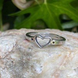 anillo Myrna con forma de corazón y en acero quirúrgico