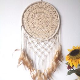 atrapasueños con plumas de color beige