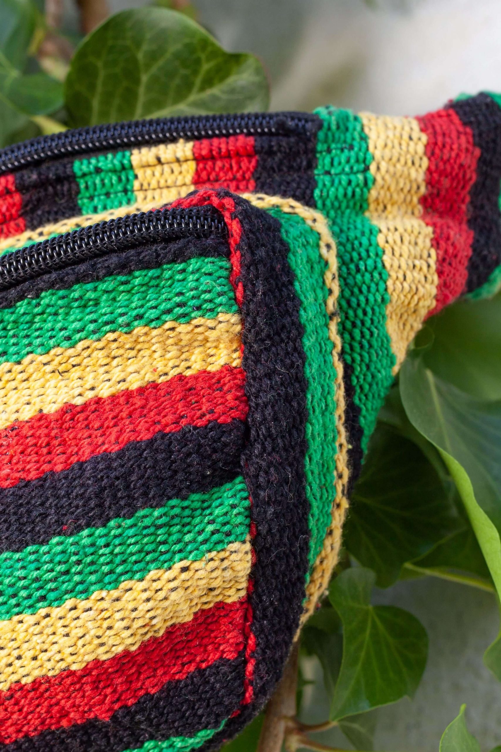 Riñonera-hippie-opt riñonera hippie de color amarilla, verde, roja y negra