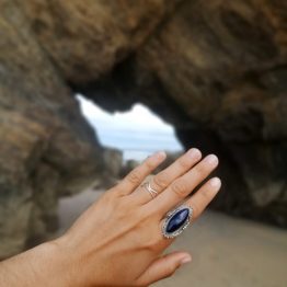 anillo neela en modelo