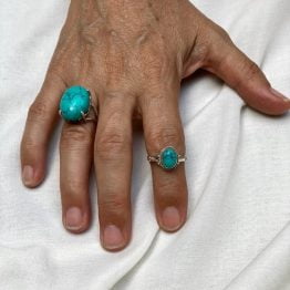 anillo firoza en mano de modelo