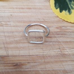 anillo_varg anillo haathee con forma de cuadrado sobre fondo marrón