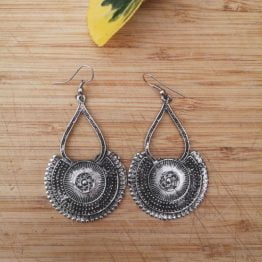 pendientes_halaka pendientes halaka en fondo de madera con hoja verde