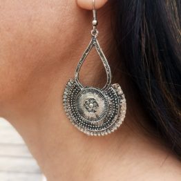 pendientes halaka en modelo