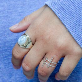 anillo ananda decorado con piedra luna de color blanco