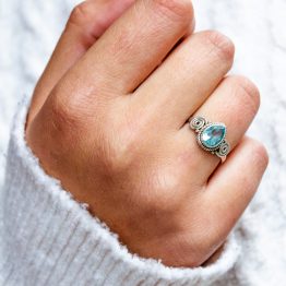 anillo tears anillo tears con forma de lágrima y con piedra azul