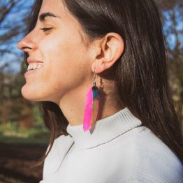 pendientes de pluma rosas