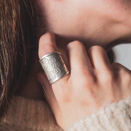 anillo Saraswati con forma de flor