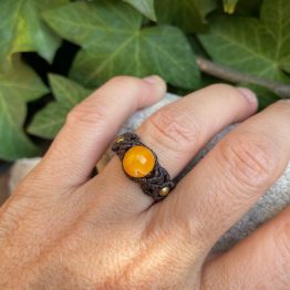 anillo macramé amarillo